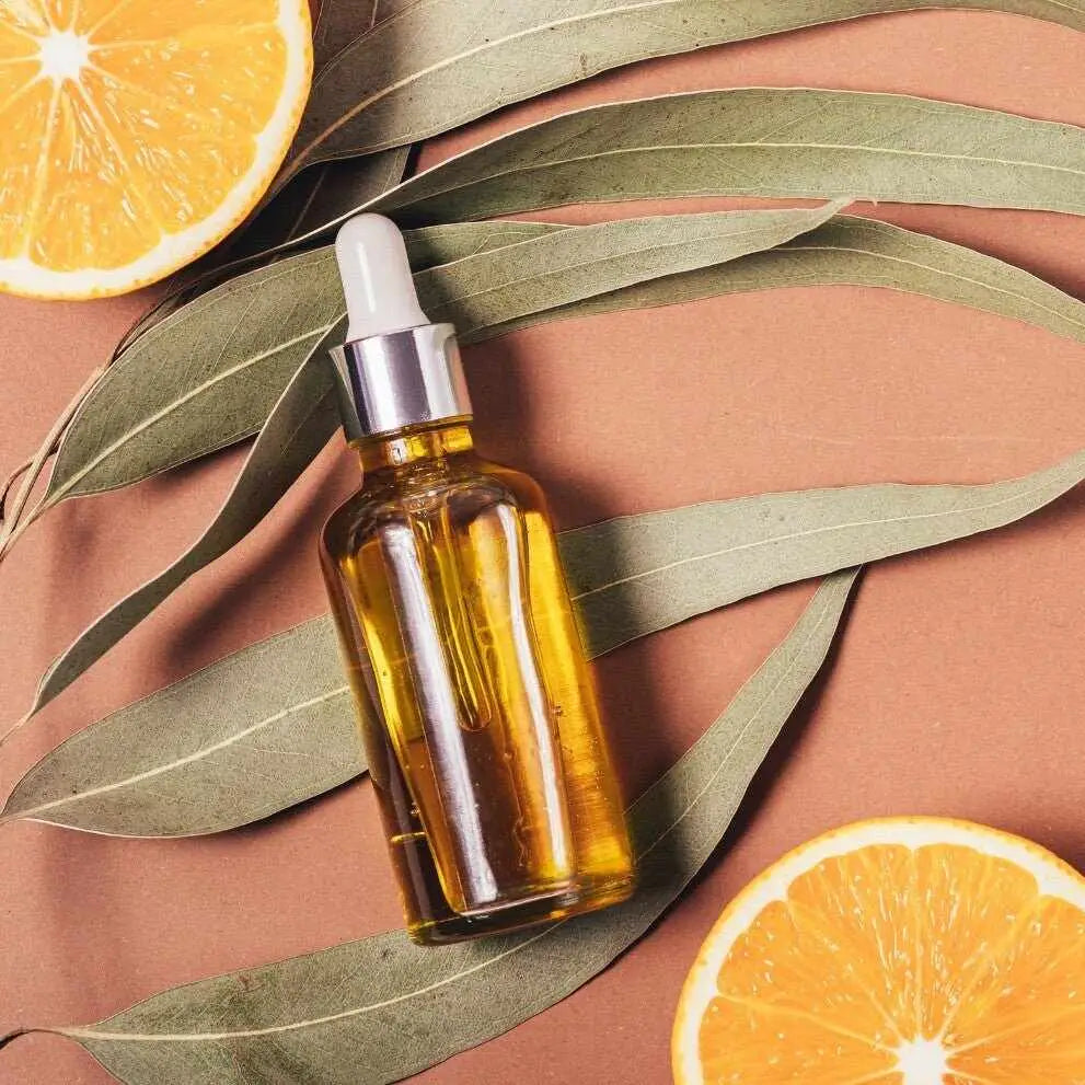 Flacone contagocce con vitamina C dorata per skincare