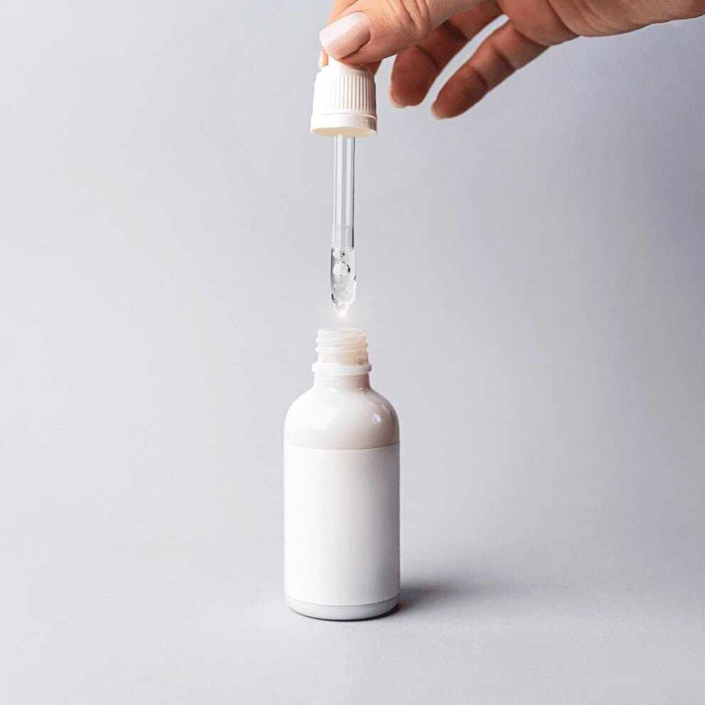 Flacone contagocce bianco con acido ialuronico in gocce
