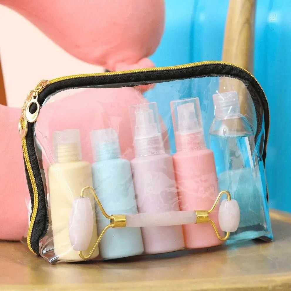 Borsa cosmetica da viaggio con bottigliette pastello e roller di quarzo rosa