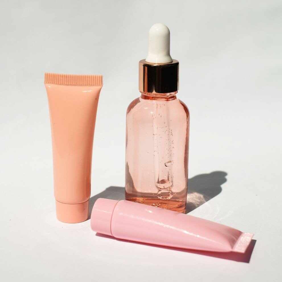 Collezione di flaconi e tubi cosmetici rosa per makeup minimalista veloce ed efficace