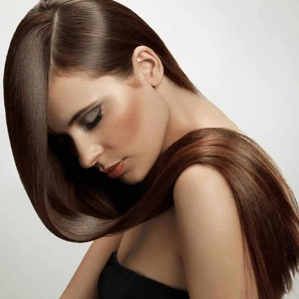 Donna con lunghi capelli lisci marroni lucenti