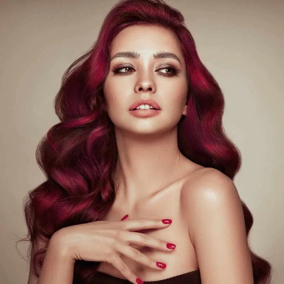 Donna con capelli rossi ondulati e smalto rosso per maschera all’henné