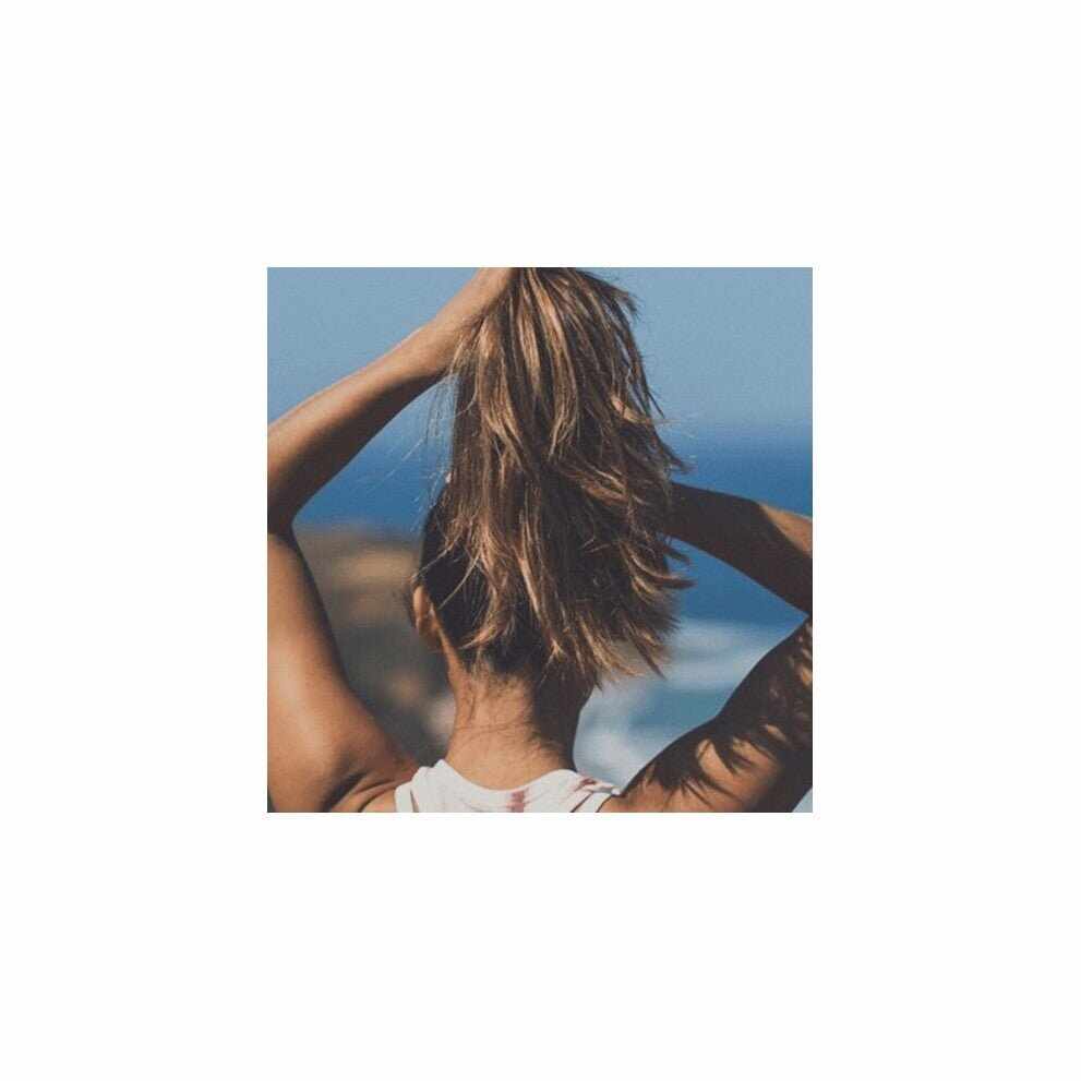 Persona con capelli baciati dal sole in coda disordinata guarda locano durante lo sport