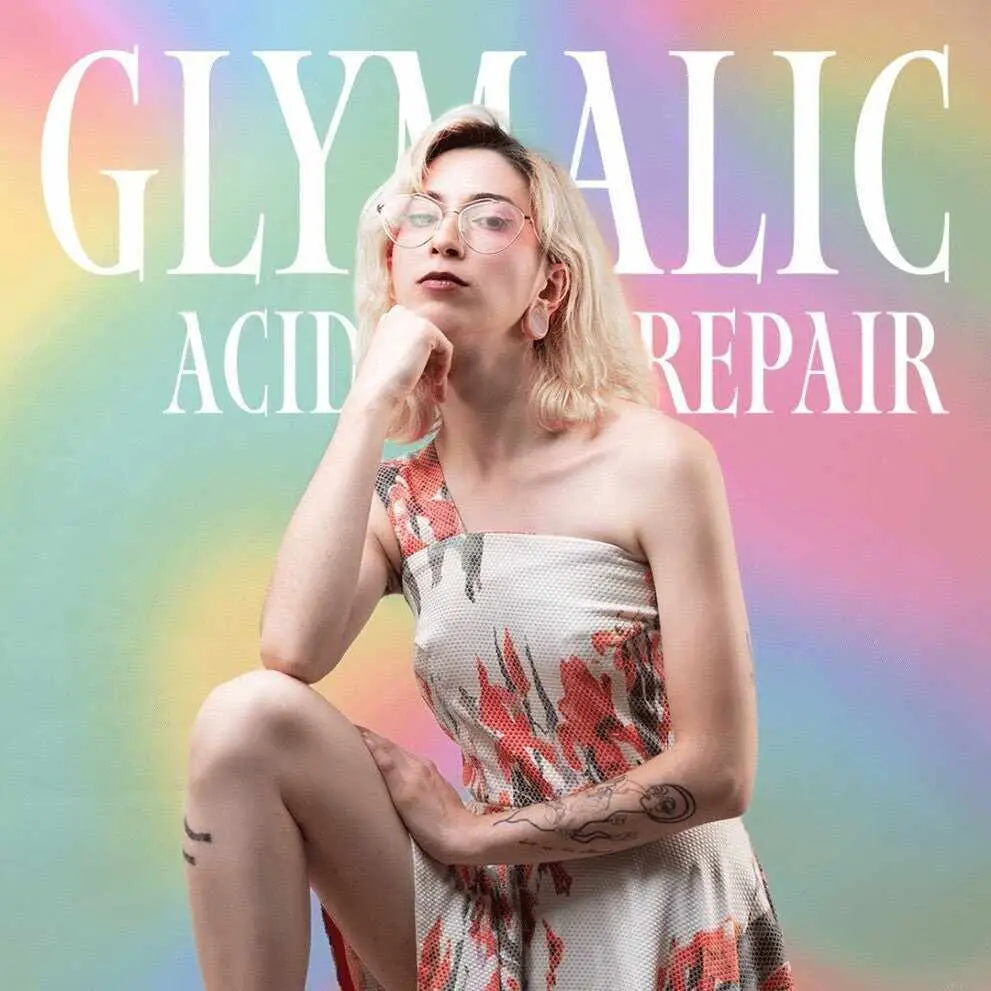 Donna bionda con occhiali in abito floreale monospalla per riparazione capelli Glymalic Acid