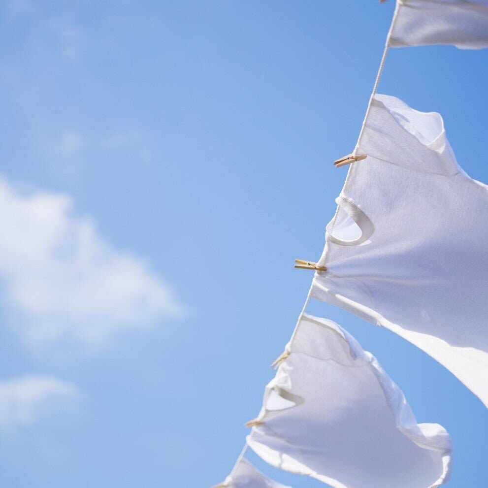 Biancheria bianca che asciuga su stenditoio in guida eco Yumibio