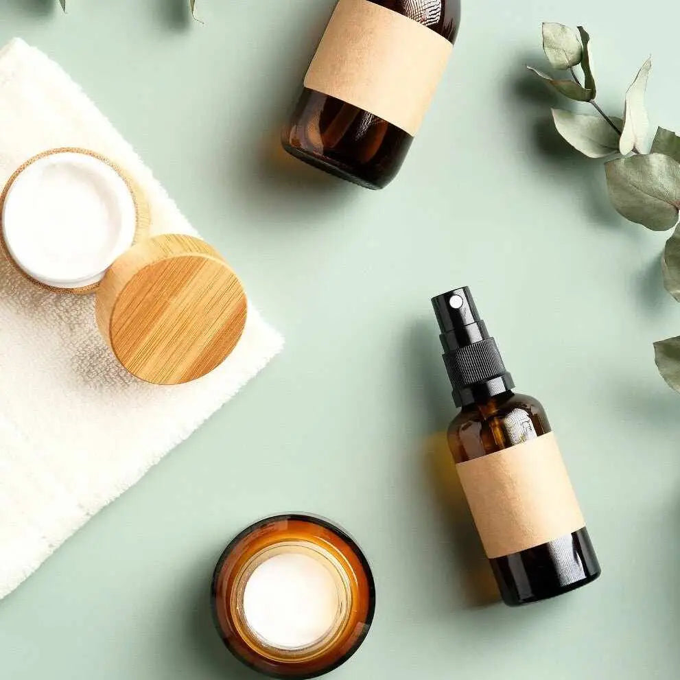 Flaconi e vasetti cosmetici in vetro ambrato con etichette bianche