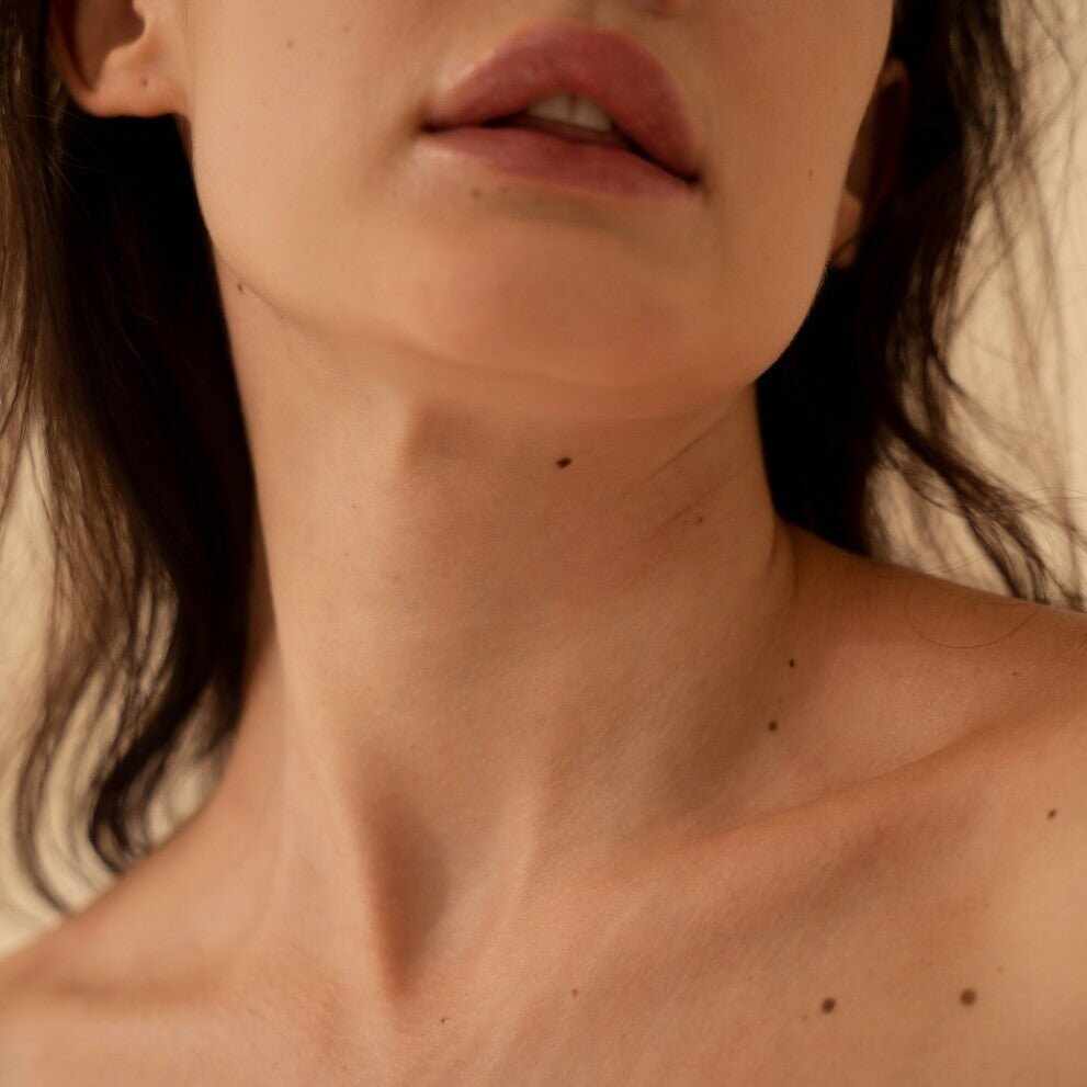 Collo e parte superiore del torace nudi, fattori sulla pelle