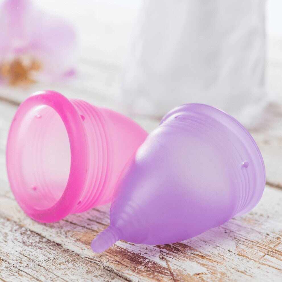 Due coppette mestruali in silicone colorate