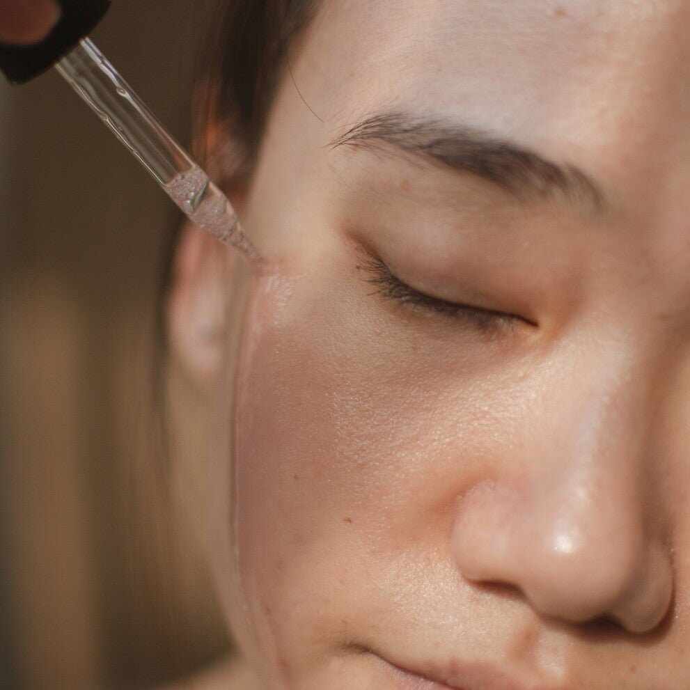 Applicazione di prodotto skincare su viso con pelle asfittica