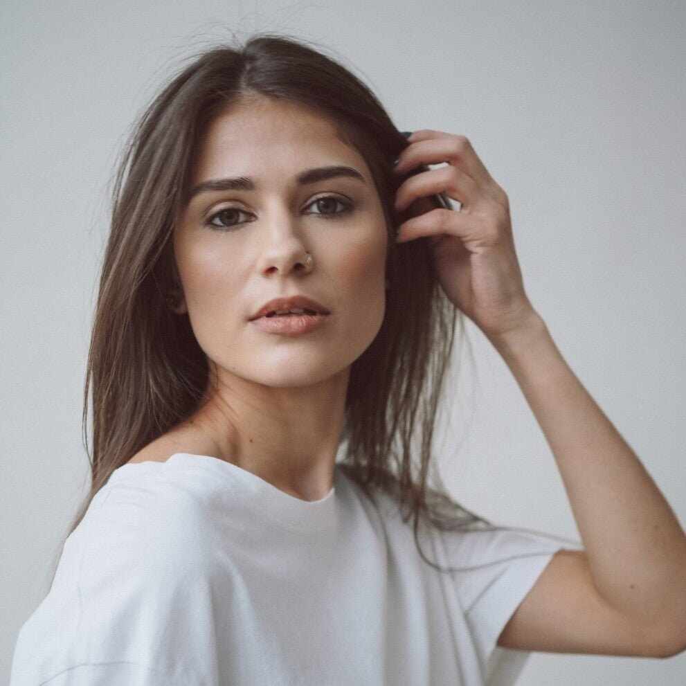 Donna con lunghi capelli castani, guida all’uso henna castano