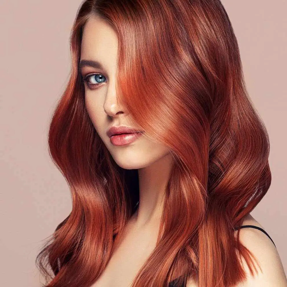 Donna con lunghi capelli ondulati castani lucidi, henné per capelli