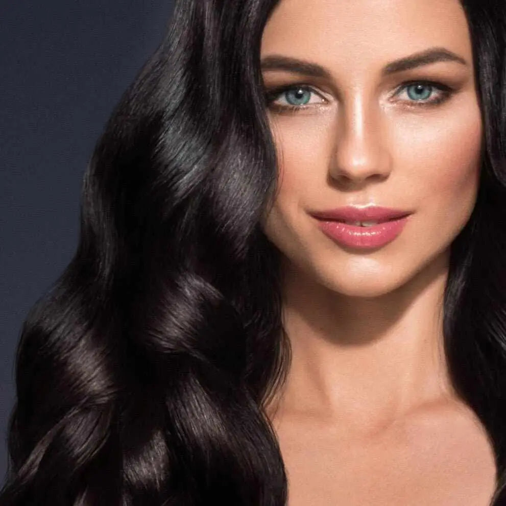 Donna con lunghi capelli ondulati scuri e occhi azzurro chiaro per l’indigo