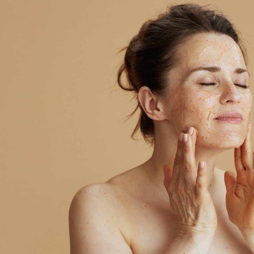 Donna con scrub facciale per peeling chimico sulla pelle