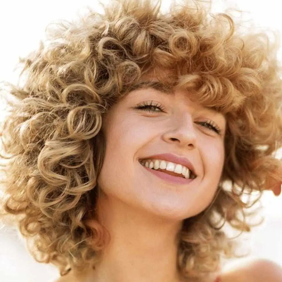 Donna sorridente con ricci biondi illustra il plopping