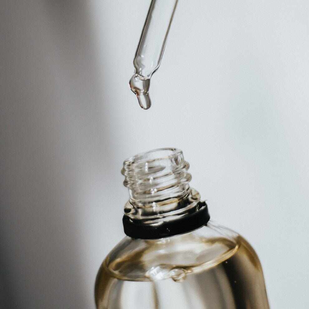 Pipetta contagocce che dosa retinolo in flacone siero per la pelle