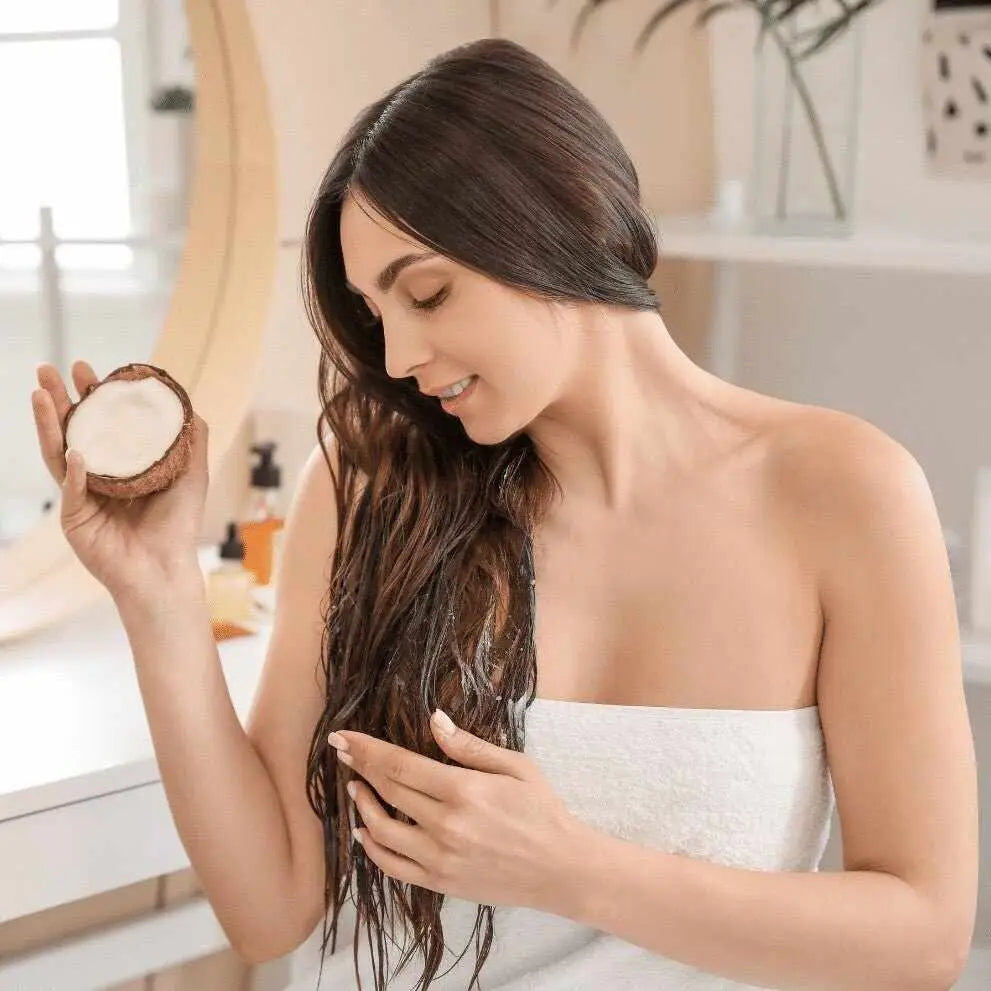Donna applica trattamento per capelli secchi