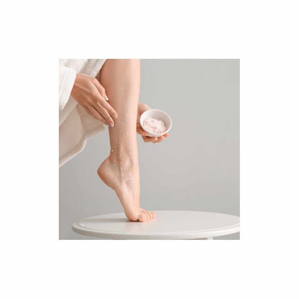 Applicazione scrub bio chiaro su gamba per pelle liscia