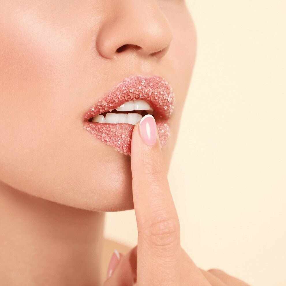 Labbra coperte da scrub allo zucchero rosa bio