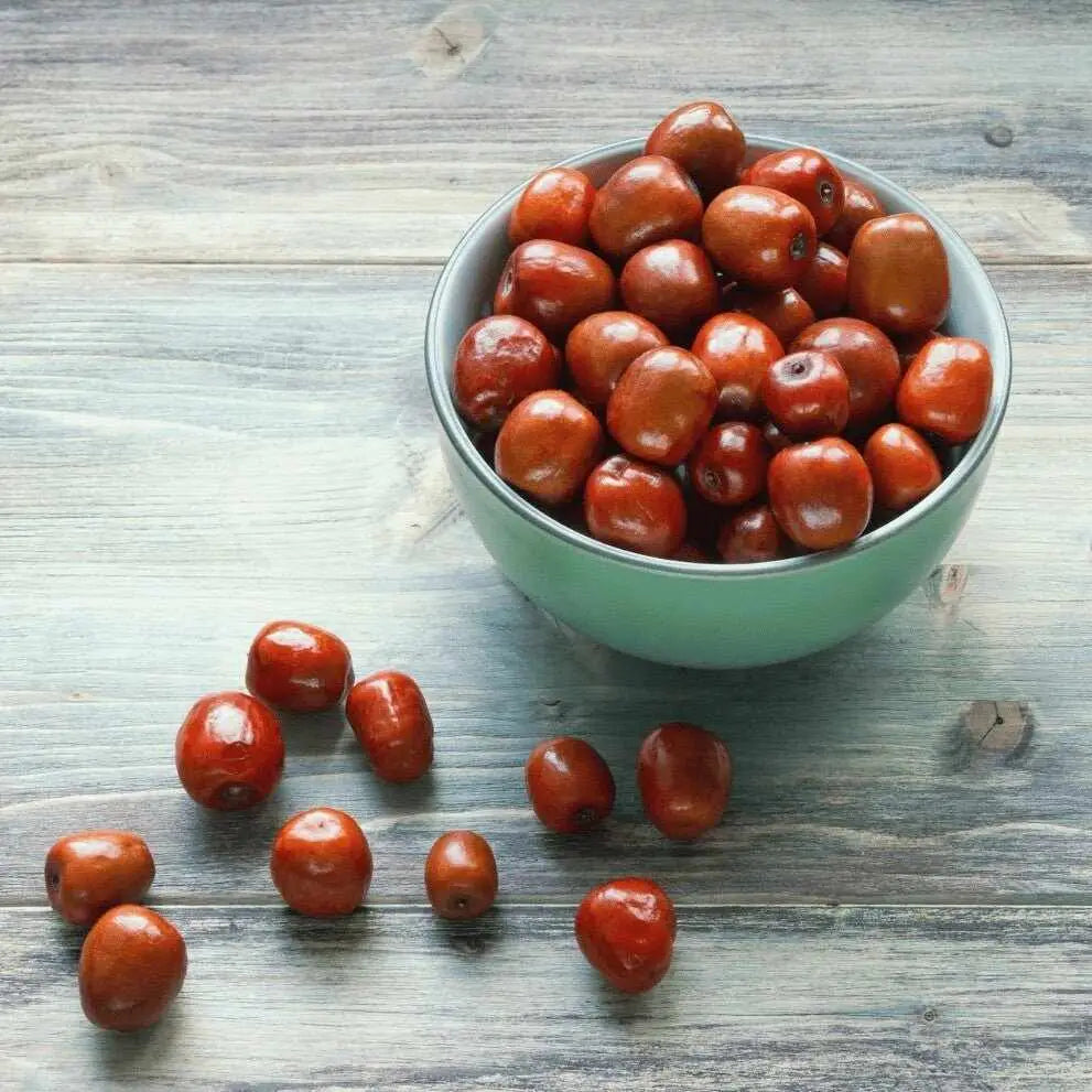 Ciottola di sidr ayurvedico fresco su legno