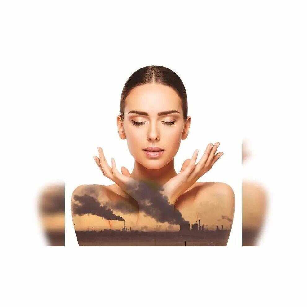 Donna con occhi chiusi e mani alzate, paesaggio industriale sovrapposto sul torace per skincare anti-inquinamento