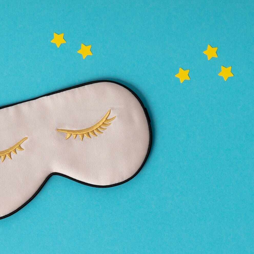Maschera per dormire rosa con ciglia dorate per ritmi circadiani e bellezza della pelle