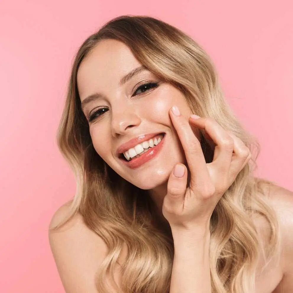 Adolescente sorridente che tocca la guancia, cura della pelle