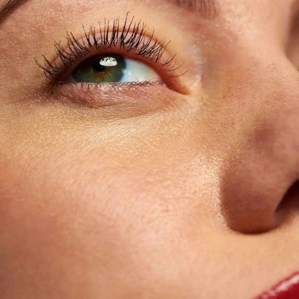 Occhio ravvicinato con ciglia lunghe e scure in caso di xerosi cutanea