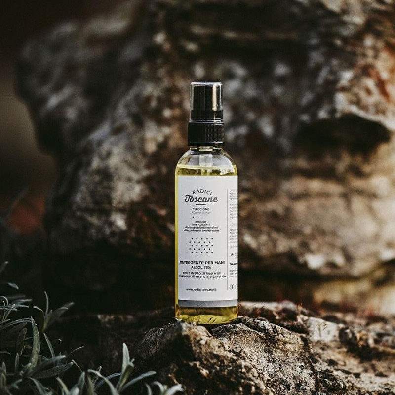 Ciaccione Main en Nettoyant avec de l'Alcool Radici Toscane La Désinfection Des Mains   Disponible sur Yumibio.com
