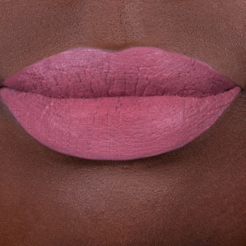 Teinte les lèvres en teinte 04 Framboise Foncé Purobio Brillant   Disponible sur Yumibio.com