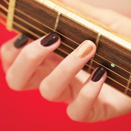 Vernis à ongles Rouge Noir-Hollyhock Manucurist Les émaux   Disponible sur Yumibio.com