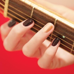 Vernis à ongles Rouge Noir-Hollyhock Manucurist Les émaux   Disponible sur Yumibio.com