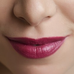 Lipstick Metal Fuchsia - Strike Defa Cosmetics Rossetti  Available on Yumibio.com