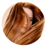 Una donna con capelli lunghi e fluenti castano rossiccio.