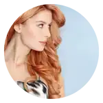 Donna con capelli lunghi, mossi e castano-rossicci.