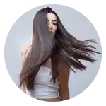 Una donna dai lunghi capelli scuri e fluenti.
