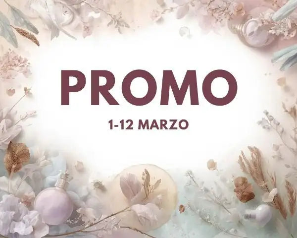 L'immagine presenta un delicato arreglo floreale e botanico dai colori pastello, con fiori secchi in tonalità di rosa, beige e azzurro chiaro.