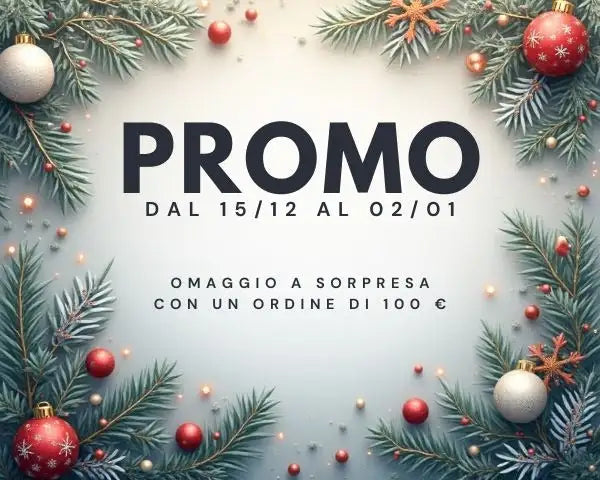 Ornamenti natalizi rossi e bianchi annidati tra i rami di pino verdi.