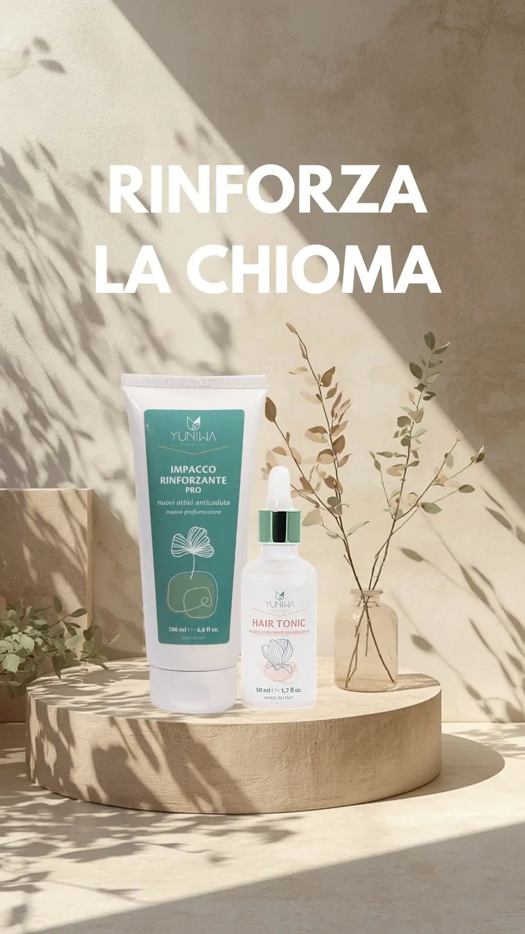 Prodotti per la cura dei capelli in tubo bianco e bottiglia con etichette verdi e tappi argentati, brandizzati yuniia