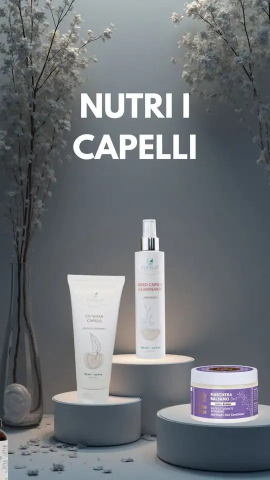 Vaso floreale bianco con foglie verdi e bottiglia di vetro trasparente di prodotto per la cura dei capelli.